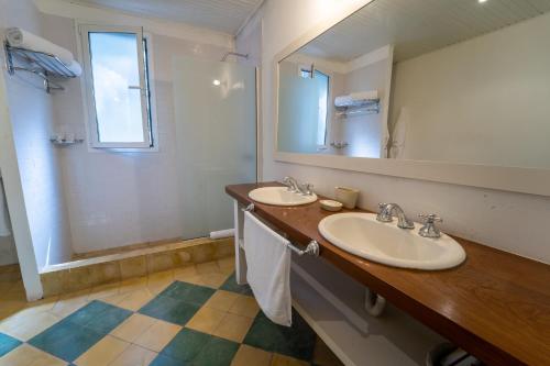 Un baño de Suites Camacho