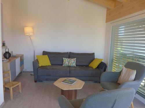 un soggiorno con divano e tavolo di Apartment Tilleul by Interhome a Grimisuat