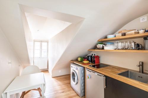 une cuisine avec un évier et une machine à laver dans l'établissement St André 5D - SAINT GERMAIN DES PRES - STUDIO PERFECT PLACE, à Paris