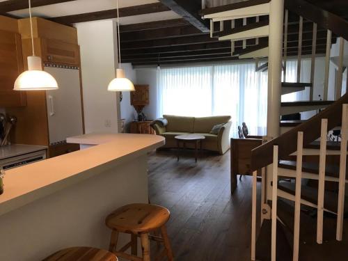 cocina y sala de estar con escalera y sala de estar en Apartment Hostattstrasse 20 by Interhome en Engelberg