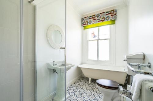 ein Badezimmer mit einer Badewanne, einem WC und einem Waschbecken in der Unterkunft 9 St John's Street in York