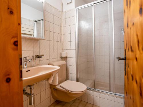 Apartment Chesa Auricula 1-1 by Interhomeにあるバスルーム