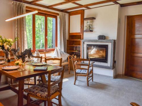 un soggiorno con tavolo e camino di Holiday Home Míla50 by Interhome a Medeglia