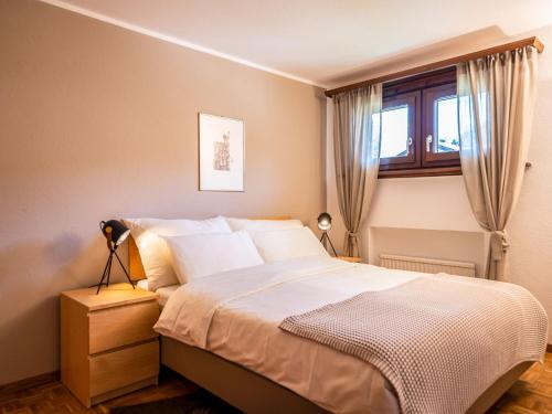 sypialnia z dużym łóżkiem i oknem w obiekcie Apartment Chesa Palüdin 8 - Celerina by Interhome w mieście Celerina