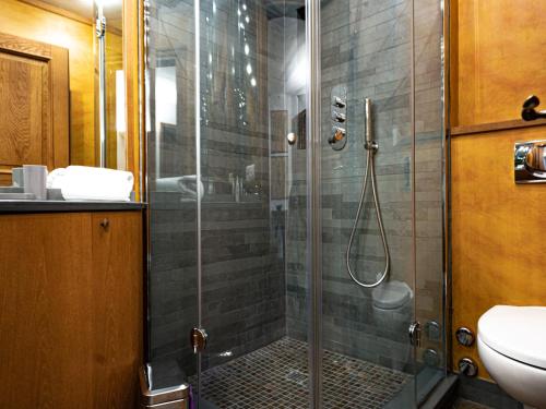 Bilik mandi di Apartment Chesa Sonnalpine B 48-5 by Interhome