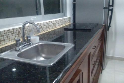 A kitchen or kitchenette at Apartmento con alberca a 50 mt del mar La Licha