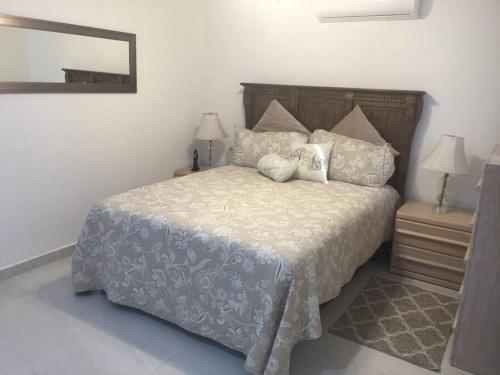 Giường trong phòng chung tại Apartmento con alberca a 50 mt del mar La Licha