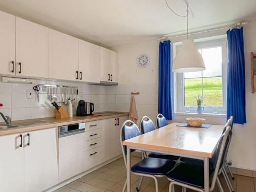 een keuken met een tafel en stoelen en een raam bij Holiday Home Holiday Hill E52 by Interhome in Cerny Dul