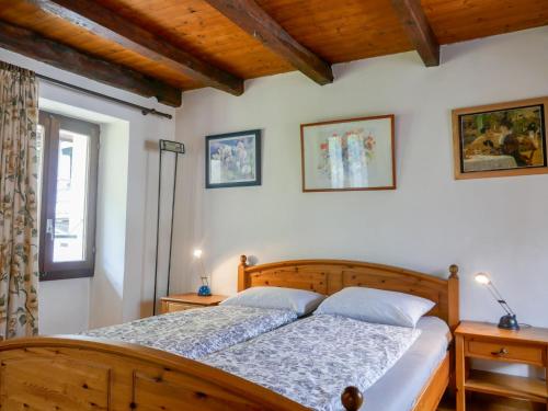 2 letti in una camera da letto con soffitti in legno di Holiday Home Casa Margarita by Interhome a Prosito
