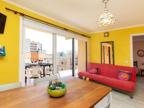 - un salon avec un canapé rouge et une table dans l'établissement Apartment Rosita by Interhome, à Sant Antoni de Calonge