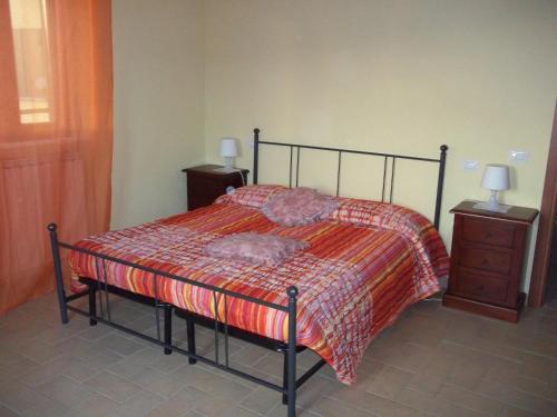 a bedroom with a bed with a cat laying on it at Caddelovi in Fibbialla