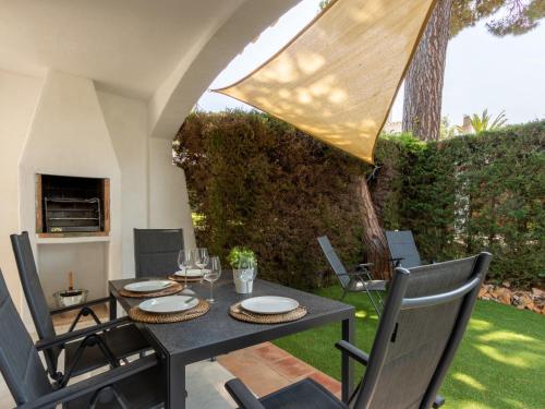 d'une terrasse avec une table, des chaises et une clôture. dans l'établissement Holiday Home Villa Jade by Interhome, à L'Escala