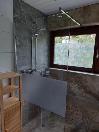 A bathroom at Ferienwohnung Walgaublick