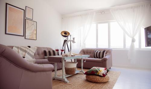 ein Wohnzimmer mit einem Sofa und einem Tisch in der Unterkunft Casa di Campara in Neum