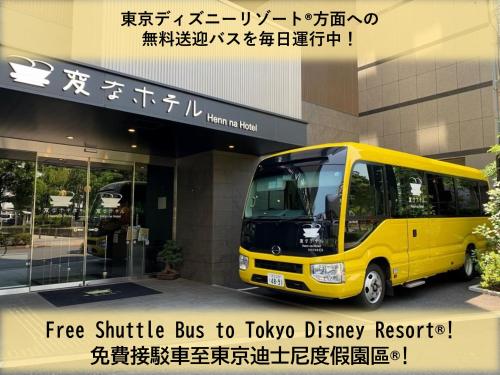einem gelben Bus, der vor einem Gebäude parkt in der Unterkunft Henn na Hotel Tokyo Nishikasai in Tokio
