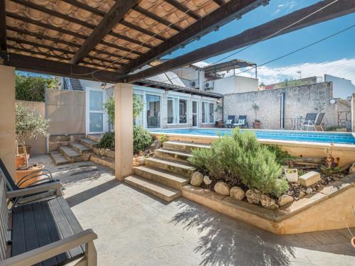 um pátio com uma piscina e uma casa em Holiday Home Mare by Interhome em Ses Salines