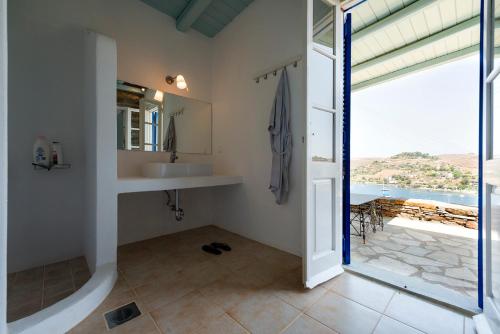 Phòng tắm tại Vourkari BayHouse