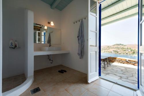 Kúpeľňa v ubytovaní Vourkari BayHouse