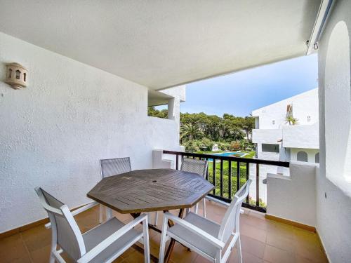 ein Esszimmer mit einem Tisch und Stühlen auf dem Balkon in der Unterkunft Apartment Golf Royal Omega by Interhome in Pals