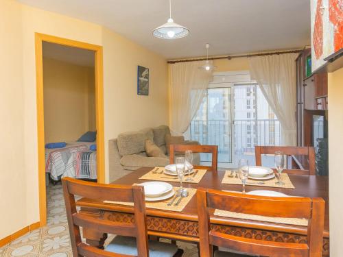 Un comedor y una sala de estar con mesa y sillas. en Apartment Nemesis by Interhome, en Malgrat de Mar