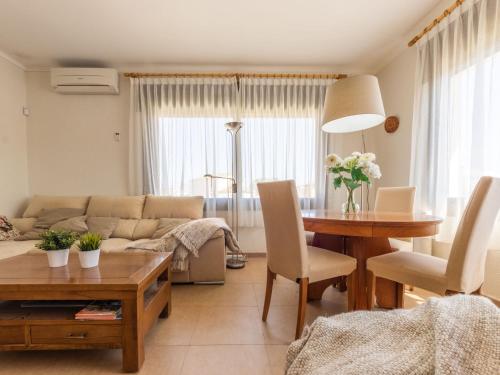 - un salon avec une table et un canapé dans l'établissement Apartment L'Estel by Interhome, à Torredembarra