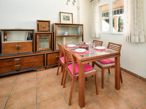 Apartment Los Aticos by Interhome
