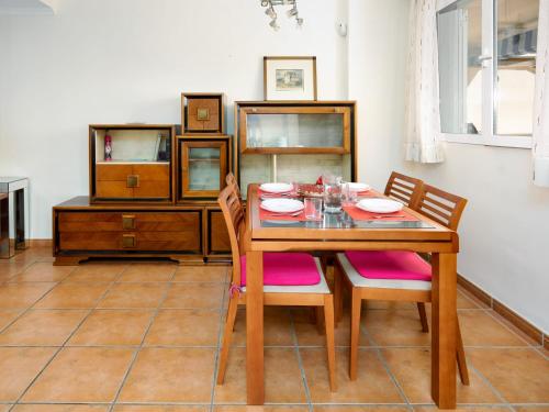 Apartment Los Aticos by Interhome