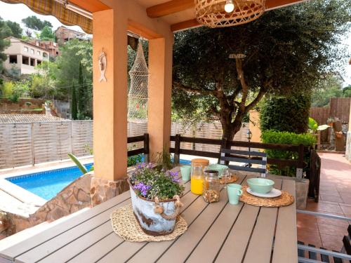 una mesa con flores en un patio en Holiday Home Can Alma by Interhome, en Cunit