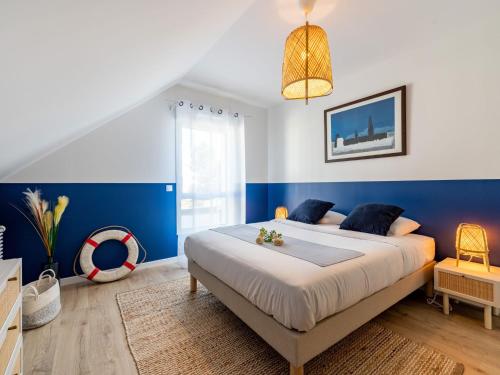 une chambre avec des murs bleus et un grand lit dans l'établissement Apartment Les Villas du Men Du-1 by Interhome, à Carnac