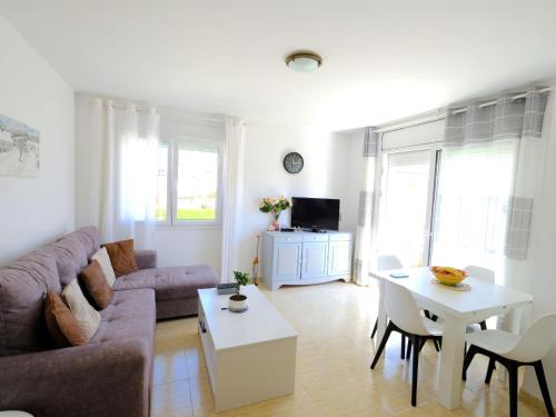 TV a/nebo společenská místnost v ubytování Apartment Eurosol-7 by Interhome