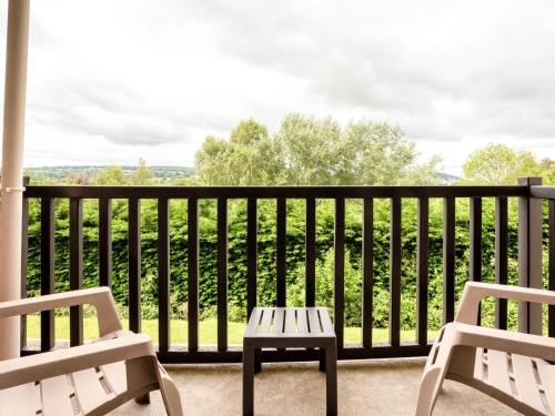 - une terrasse couverte avec 2 chaises et une table sur un balcon dans l'établissement Apartment Les Corniches du Mont Canisy by Interhome, à Blonville-sur-Mer