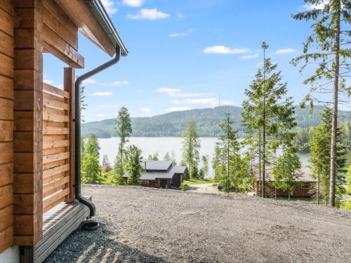 uma vista do lado de uma casa com vista para um lago em Holiday Home Kolin kangastus apila 1 by Interhome em Kolinkylä