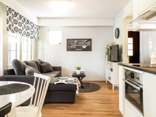 uma sala de estar com um sofá e uma mesa em Holiday Home Point vale 3 by Interhome em Tahkovuori