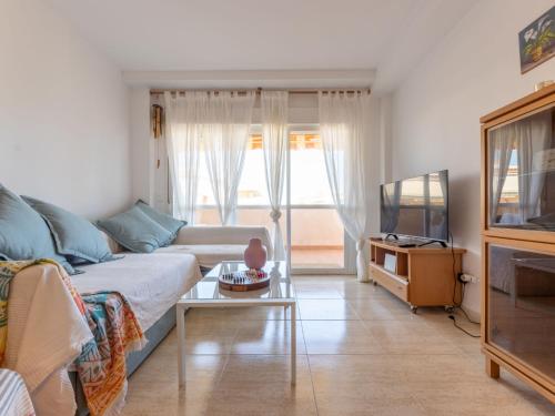 Apartment Bosc de la Montserrada by Interhome في سالو: غرفة معيشة مع أريكة وتلفزيون