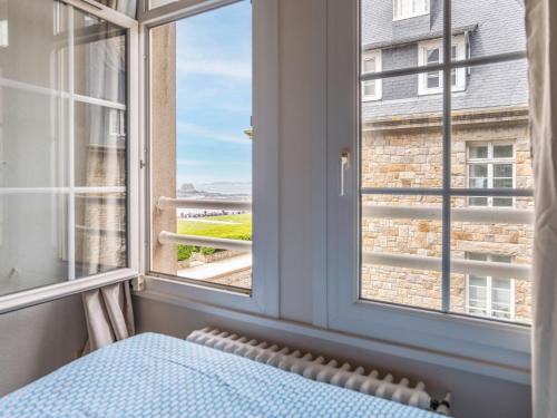 une chambre avec une fenêtre avec vue sur l'océan dans l'établissement Apartment Le panoramique by Interhome, à Saint-Malo