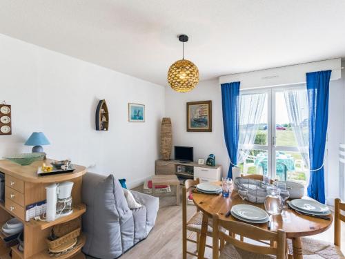 un salon avec une table et un canapé dans l'établissement Apartment La Baie des Corsaires-7 by Interhome, à Saint-Malo