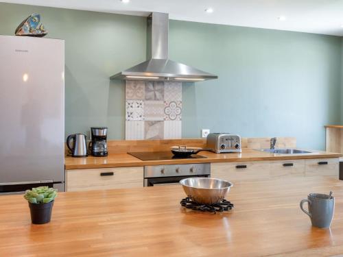 - une cuisine avec un comptoir en bois et une table en bois dans l'établissement Apartment Cap Cabourg-29 by Interhome, à Cabourg