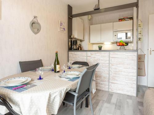 Kuchyňa alebo kuchynka v ubytovaní Apartment Fleur Marine-31 by Interhome