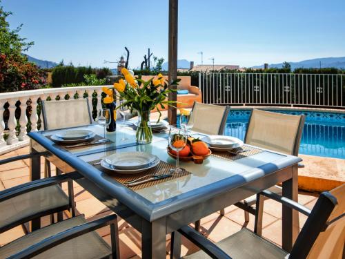 een blauwe tafel en stoelen op een patio bij Villa Mandana by Interhome in Sagra