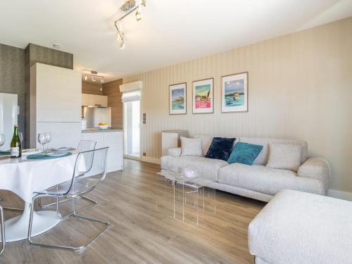 Kuchyňa alebo kuchynka v ubytovaní Apartment Résidence Parc Saint-Clément by Interhome