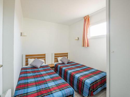 une chambre avec deux lits et une fenêtre dans l'établissement Apartment Primavera-1 by Interhome, au Cap d'Agde