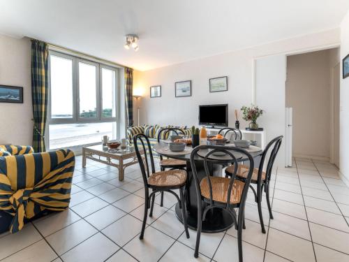 salon ze stołem i krzesłami w obiekcie Apartment La Plage-2 by Interhome w mieście Dinard