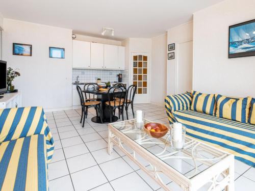 un salon avec un canapé et une table dans l'établissement Apartment La Plage-2 by Interhome, à Dinard