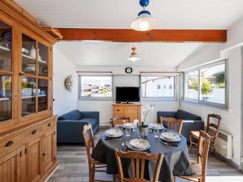 - une salle à manger avec une table et des chaises dans l'établissement Holiday Home Mésanges by Interhome, à Saint-Palais-sur-Mer