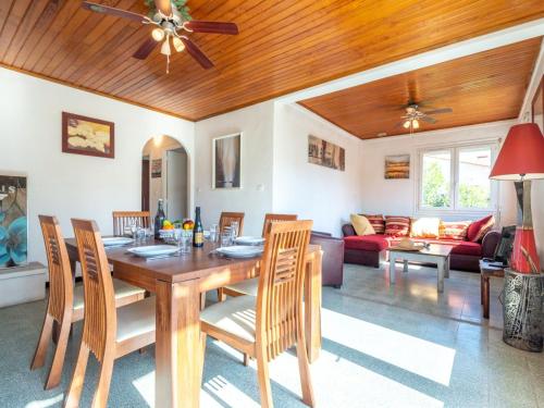 jadalnia ze stołem, krzesłami i kanapą w obiekcie Holiday Home Les Violettes by Interhome w mieście Canet-en-Roussillon