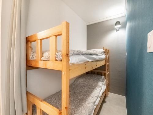 Posteľ alebo postele v izbe v ubytovaní Apartment Les Héliades-2 by Interhome