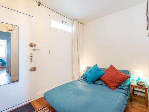 une chambre avec un lit bleu et une fenêtre dans l'établissement Apartment Le Maeva by Interhome, à La Grande Motte