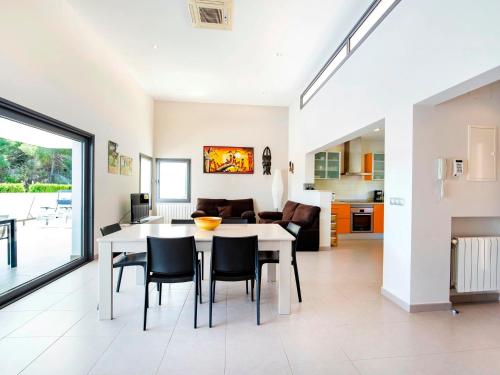 uma cozinha e sala de estar com mesa e cadeiras em Villa Bellveure by Interhome em Benissa