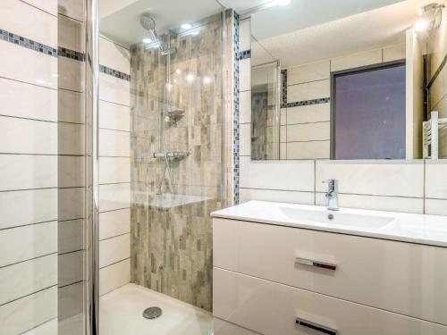 une salle de bain avec un lavabo et une douche dans l'établissement Apartment Les Héliades-1 by Interhome, au Cap d'Agde