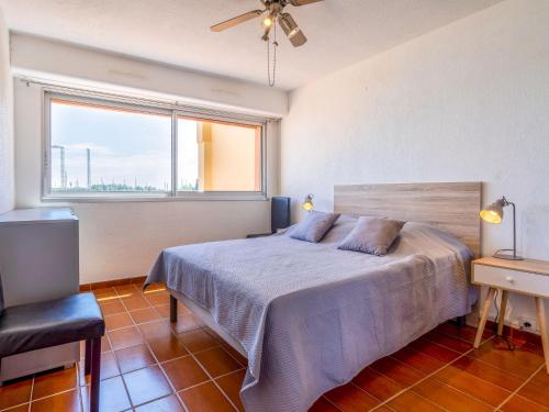 une chambre avec un lit et une grande fenêtre dans l'établissement Apartment Les Héliades-1 by Interhome, au Cap d'Agde